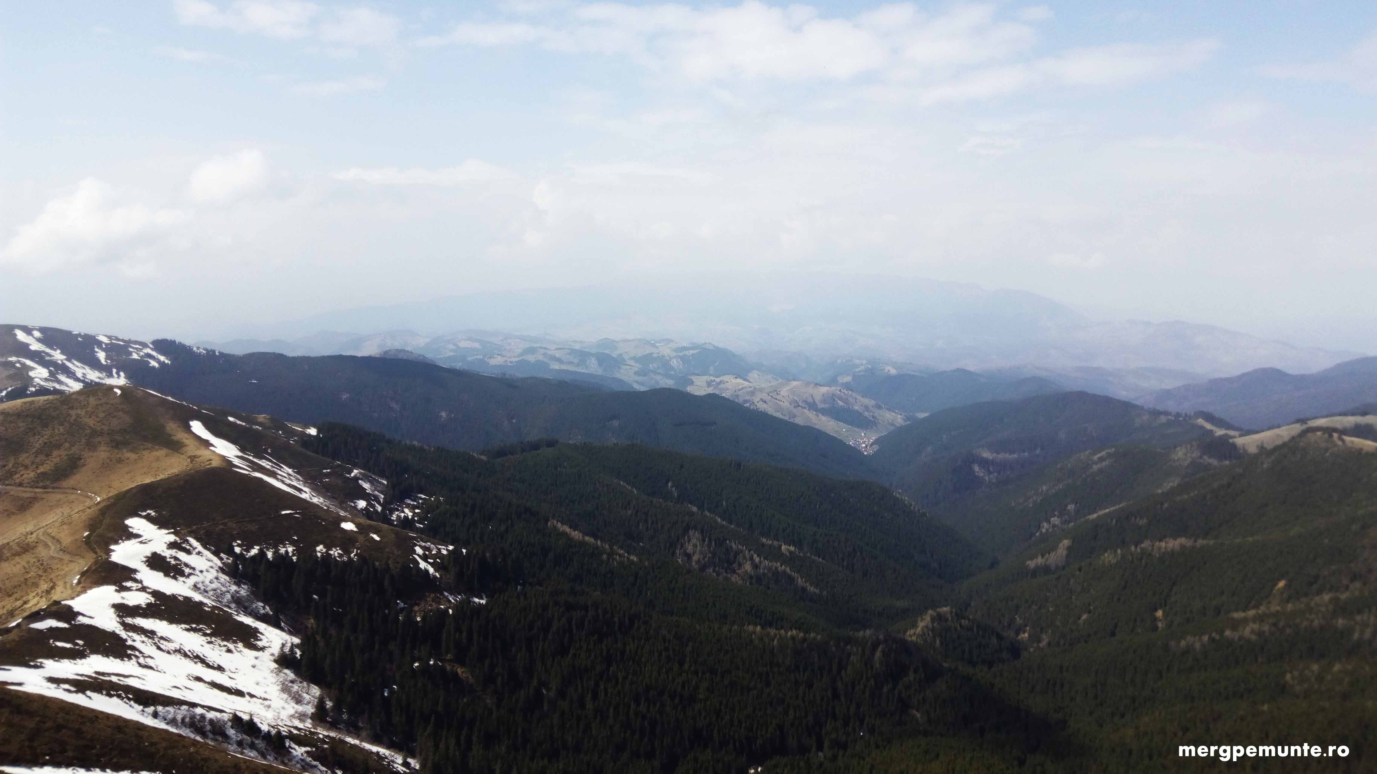Vedere din Saua Strunga spre Varful Bucsa si Moeciu de Sus